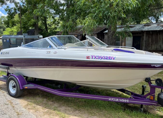 18’ Four Winns RS Boat with Lilly Pad/Tube in Canyon Lake